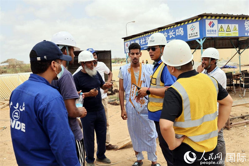 中毛工作人員現(xiàn)場(chǎng)討論技術(shù)方案。人民網(wǎng)記者 管克江攝