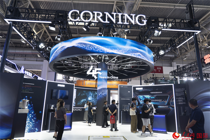 7月16日，觀眾參觀第三屆中國(guó)國(guó)際供應(yīng)鏈促進(jìn)博覽會(huì)康寧展臺(tái)。人民網(wǎng) 常沙攝