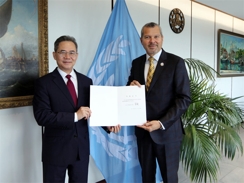 中國駐英大使鄭澤光向國際海事組織秘書長遞交全權(quán)證書。中國駐英國大使館供圖