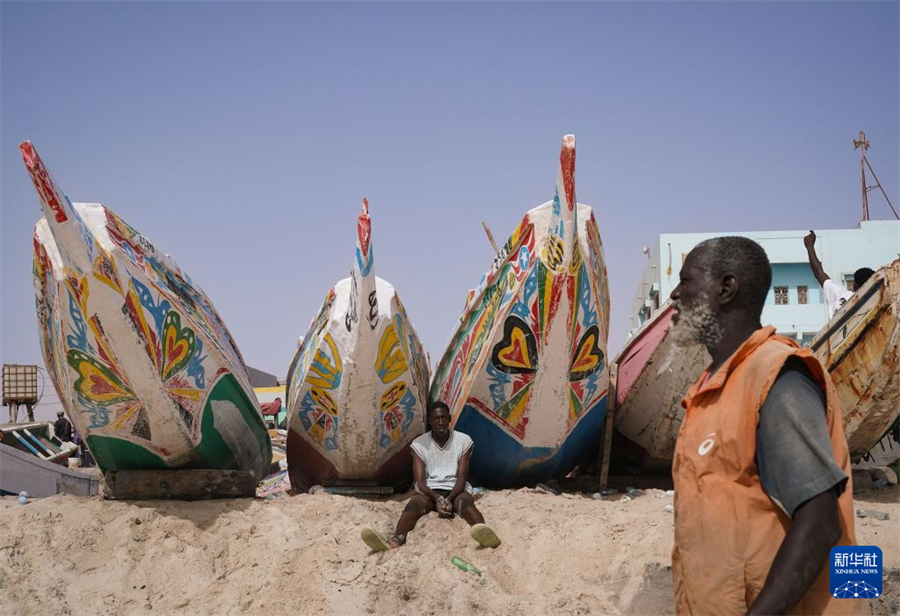 7月14日，一名漁民在毛里塔尼亞首都努瓦克肖特的漁港休息。新華社記者 韓旭 攝
