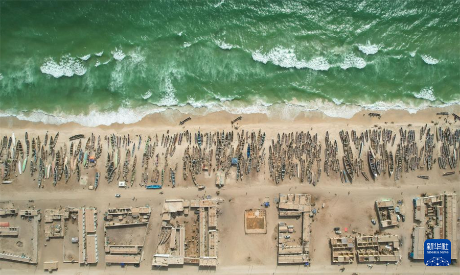 這是6月17日在毛里塔尼亞首都努瓦克肖特拍攝的漁港（無人機(jī)照片）。新華社記者 司源 攝