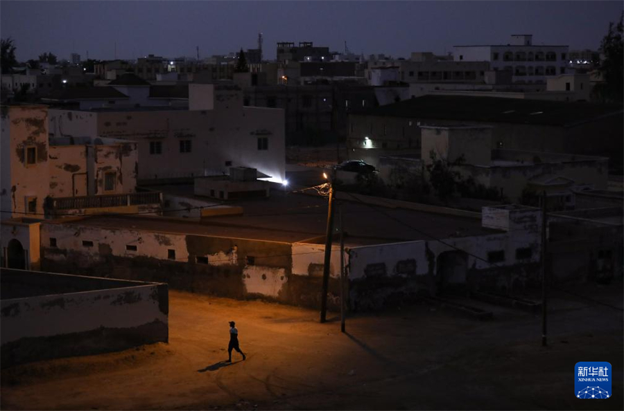 這是7月14日在毛里塔尼亞首都努瓦克肖特拍攝的街頭夜景。新華社記者 韓旭 攝