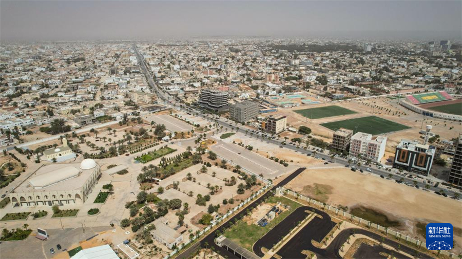 這是5月20日在毛里塔尼亞首都努瓦克肖特拍攝的城市景觀（無人機照片）。新華社記者 司源 攝