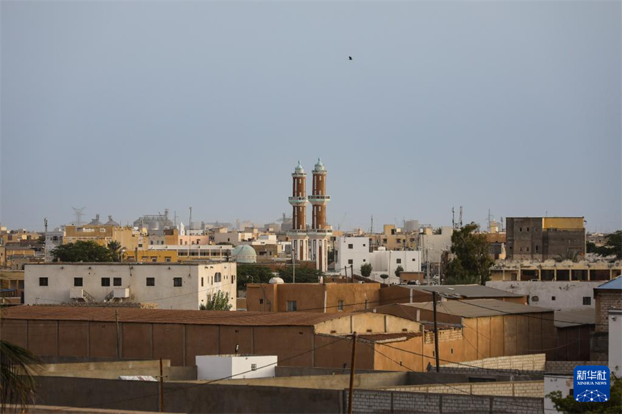 這是7月17日在毛里塔尼亞首都努瓦克肖特拍攝的城市景觀。新華社記者 韓旭 攝