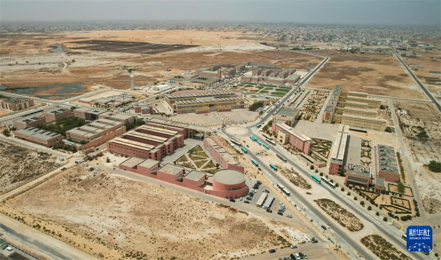 這是6月17日在毛里塔尼亞首都努瓦克肖特拍攝的努瓦克肖特大學(xué)一隅（無人機(jī)照片）。新華社記者 司源 攝