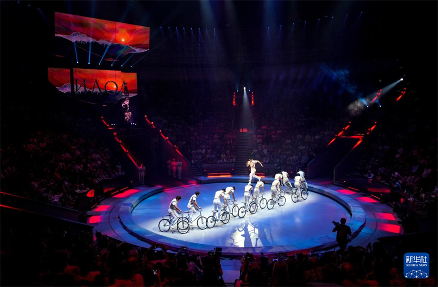 7月20日，在俄羅斯莫斯科，中國雜技團(tuán)演員表演《馭風(fēng)凌霄——男子集體車技》。新華社記者 孟菁 攝