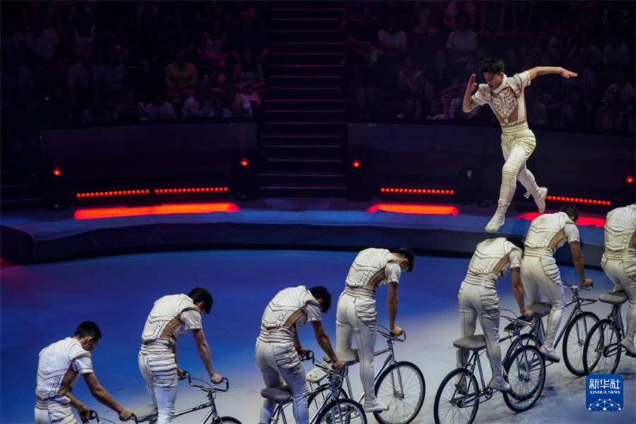 7月20日，在俄羅斯莫斯科，中國雜技團(tuán)演員表演《馭風(fēng)凌霄——男子集體車技》。新華社記者 孟菁 攝