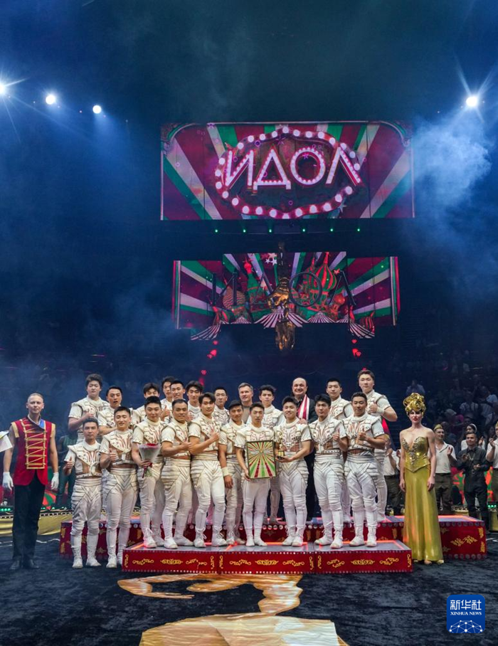 7月20日，在俄羅斯莫斯科，獲得專(zhuān)業(yè)評(píng)委會(huì)金偶像獎(jiǎng)的中國(guó)雜技團(tuán)演員在臺(tái)上領(lǐng)獎(jiǎng)。新華社記者 孟菁 攝