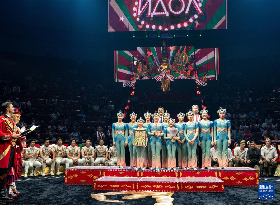 7月20日，在俄羅斯莫斯科，獲得專業(yè)評委會銅偶像獎的湖南省雜技藝術(shù)劇院演員在臺上領(lǐng)獎。新華社記者 孟菁 攝