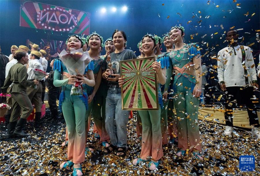 7月20日，在俄羅斯莫斯科，湖南省雜技藝術(shù)劇院演員獲獎后合影。新華社記者 孟菁 攝