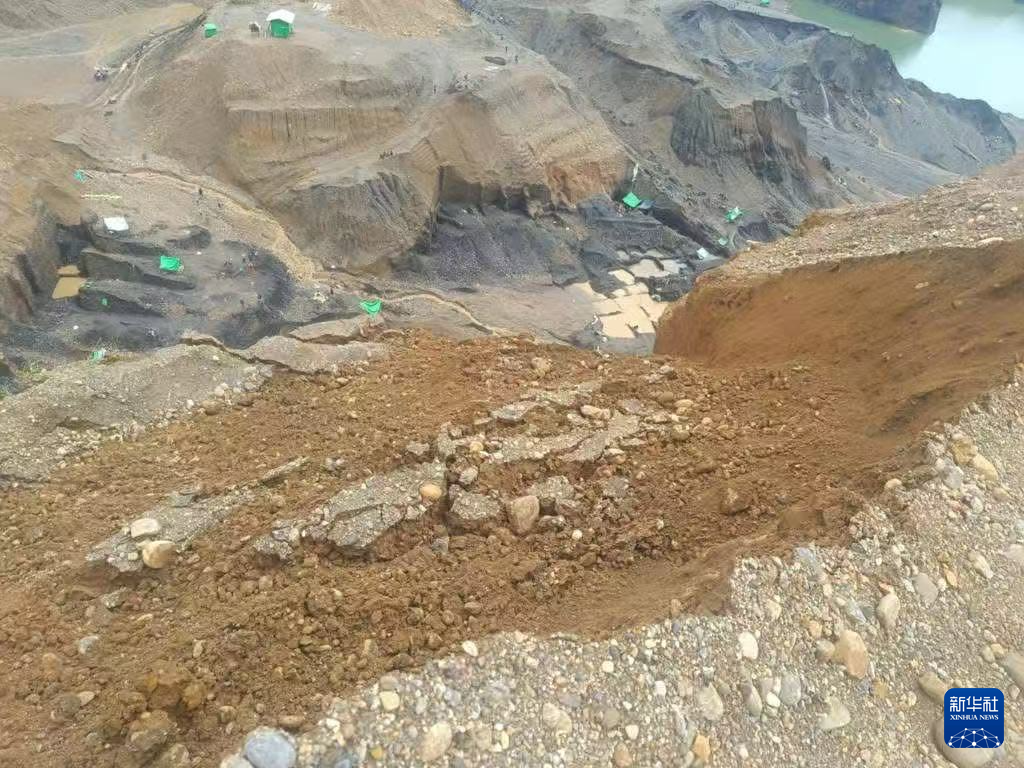 這是7月21日在緬甸克欽邦帕甘鎮(zhèn)拍攝的玉石礦區(qū)坍塌事故現(xiàn)場。新華社發(fā)