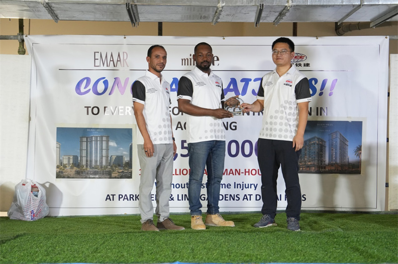 中鐵十八局迪拜公司迪拜山莊項(xiàng)目成功獲得1250萬安全工時(shí)證書。中鐵十八局迪拜公司供圖