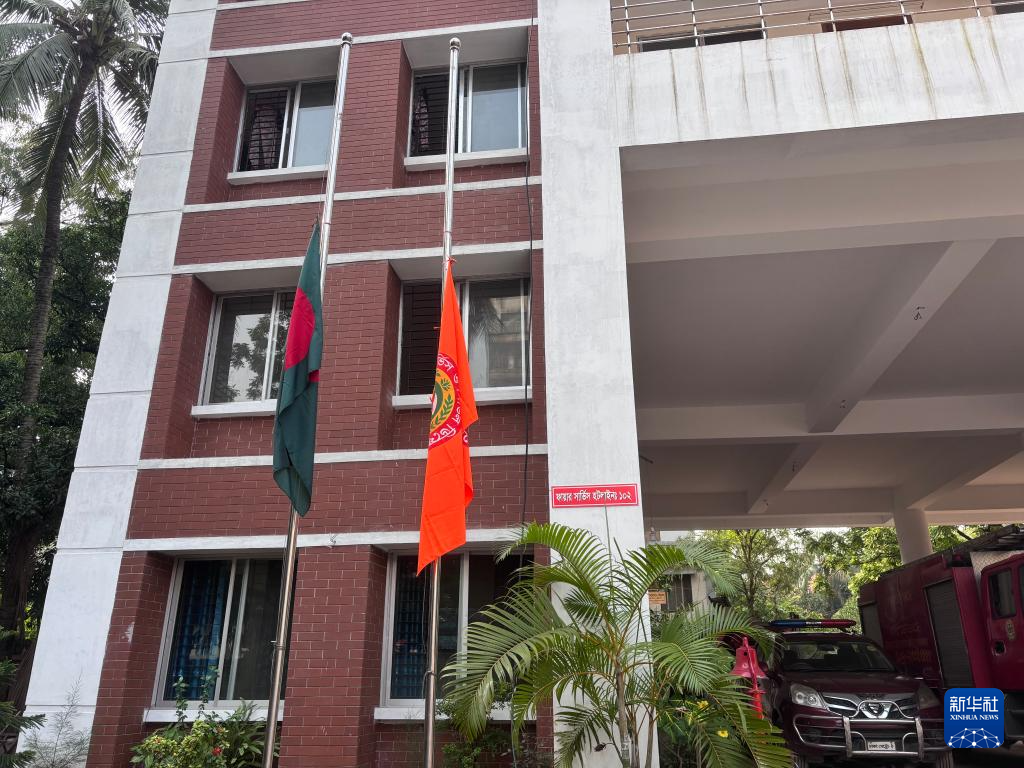 7月22日，在孟加拉國首都達(dá)卡，當(dāng)?shù)匾幌篮兔穹勒窘蛋肫?。新華社發(fā)（哈比卜·拉赫曼攝）