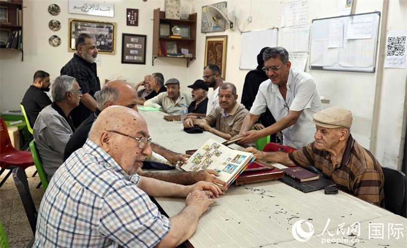 伊拉克集郵愛好者在交流。人民網(wǎng)伊納斯·易卜拉欣攝