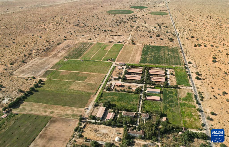 這是1月18日在毛里塔尼亞伊迪尼村拍攝的中國(guó)援毛里塔尼亞畜牧業(yè)技術(shù)示范中心（無(wú)人機(jī)照片）。新華社記者 司源 攝