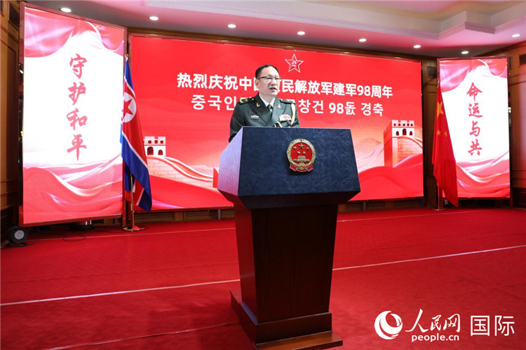 當(dāng)?shù)貢r間7月22日，中國駐朝鮮使館舉行慶祝中國人民解放軍建軍98周年招待會。國防武官王宜勝少將致辭。人民網(wǎng)記者 劉融攝