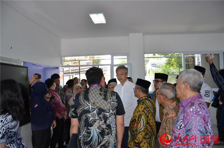 王魯彤大使參觀新教學樓的智慧教室。人民網(wǎng)記者 李培松攝