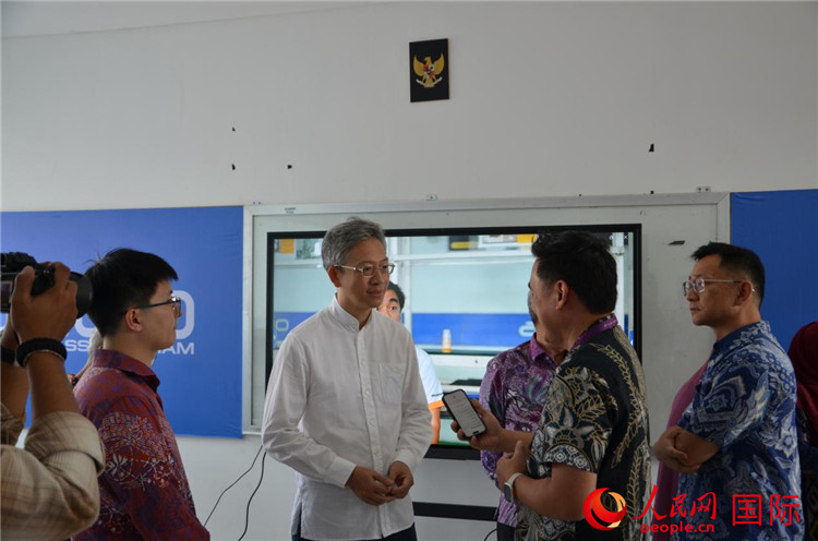 王魯彤大使接受采訪。人民網(wǎng)記者 李培松攝