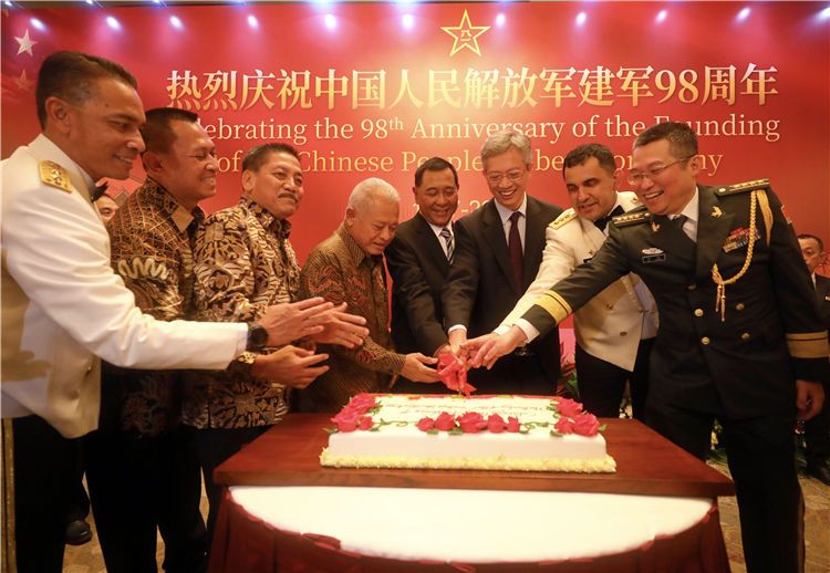 中國駐印尼大使王魯彤與各界代表一起切蛋糕。中國駐印尼使館供圖