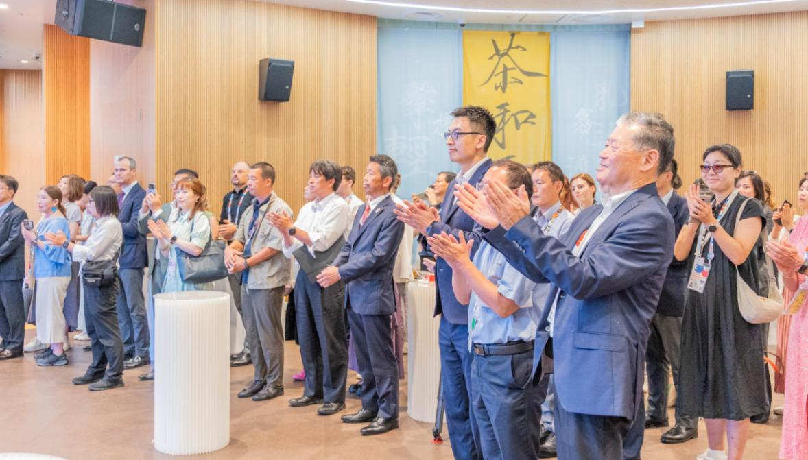 “茶和天下·雅集”中國(guó)館內(nèi)嘉賓云集。中國(guó)駐大阪旅游辦事處供圖
