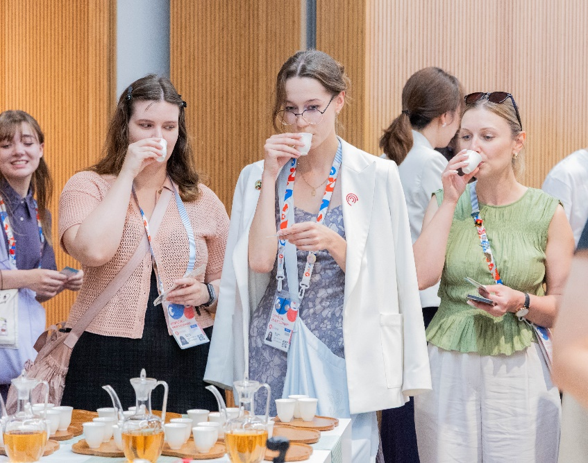 嘉賓共品茗茶。中國(guó)駐大阪旅游辦事處供圖