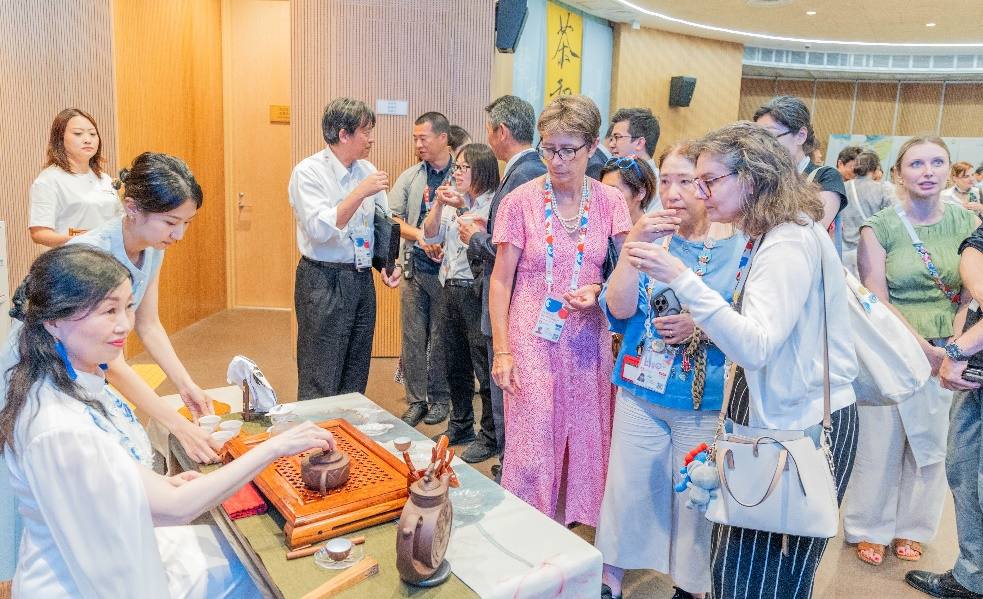 嘉賓品茗暢談。中國(guó)駐大阪旅游辦事處供圖