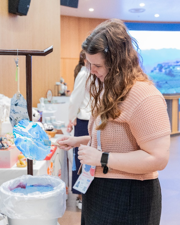 嘉賓制作自己專屬的漆扇。中國(guó)駐大阪旅游辦事處供圖