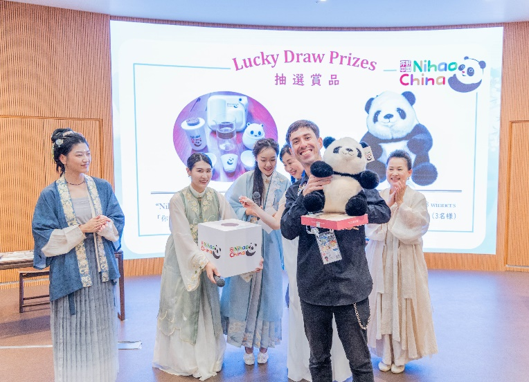 獲獎(jiǎng)嘉賓喜笑顏開，現(xiàn)場(chǎng)洋溢歡樂氣氛。中國(guó)駐大阪旅游辦事處供圖