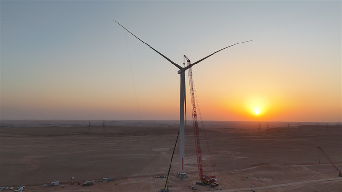 沙特阿爾加特風(fēng)電項目完成首臺風(fēng)機吊裝。中國電建供圖