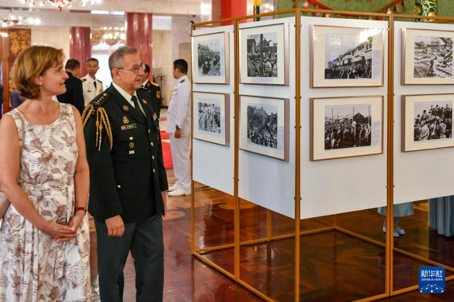7月24日，在俄羅斯首都莫斯科，嘉賓參觀紀(jì)念中國人民抗日戰(zhàn)爭(zhēng)暨世界反法西斯戰(zhàn)爭(zhēng)勝利80周年圖片展。新華社記者 曹陽 攝