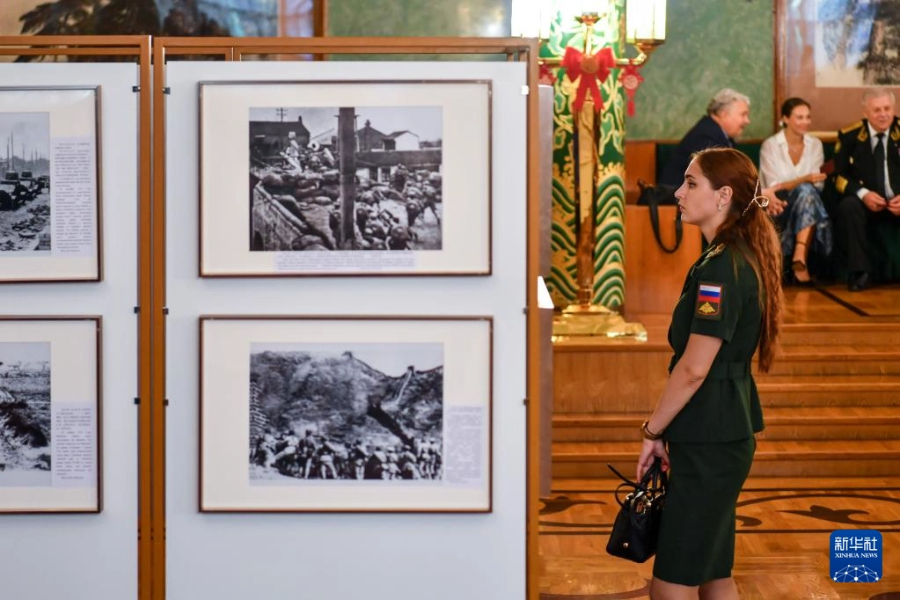 7月24日，在俄羅斯首都莫斯科，嘉賓參觀紀(jì)念中國人民抗日戰(zhàn)爭(zhēng)暨世界反法西斯戰(zhàn)爭(zhēng)勝利80周年圖片展。新華社記者 曹陽 攝
