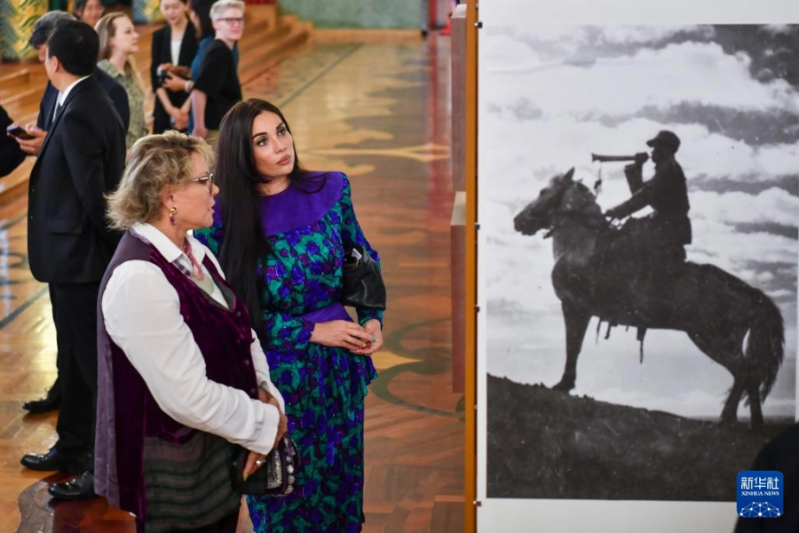 7月24日，在俄羅斯首都莫斯科，嘉賓參觀紀(jì)念中國人民抗日戰(zhàn)爭暨世界反法西斯戰(zhàn)爭勝利80周年圖片展。新華社記者 曹陽 攝