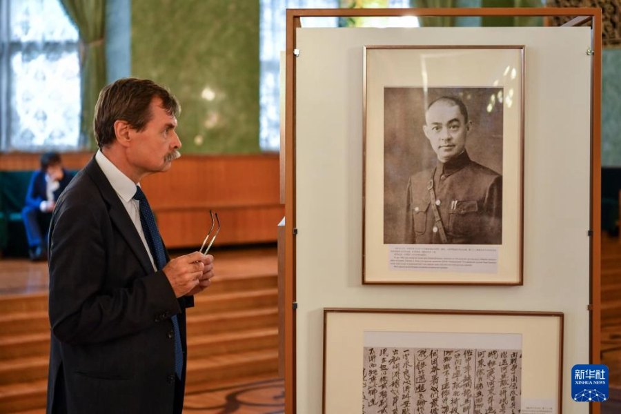 ?7月24日，在俄羅斯首都莫斯科，嘉賓參觀紀(jì)念中國(guó)人民抗日戰(zhàn)爭(zhēng)暨世界反法西斯戰(zhàn)爭(zhēng)勝利80周年圖片展。新華社記者 曹陽(yáng) 攝