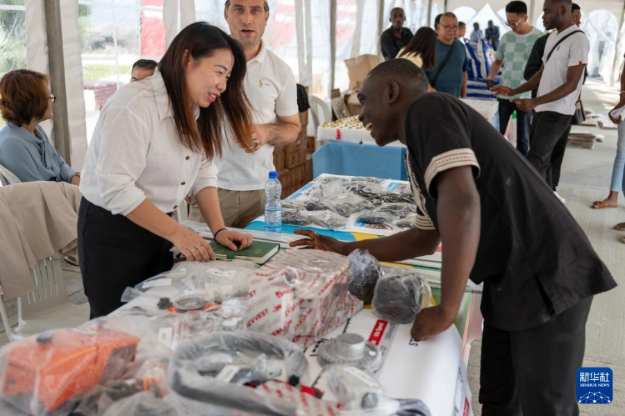 7月24日，在加蓬首都利伯維爾舉行的中國-加蓬商品展覽會(huì)上，當(dāng)?shù)仡櫩拖騾⒄怪衅笞稍儥C(jī)械配件產(chǎn)品。新華社記者 鄭揚(yáng)子 攝