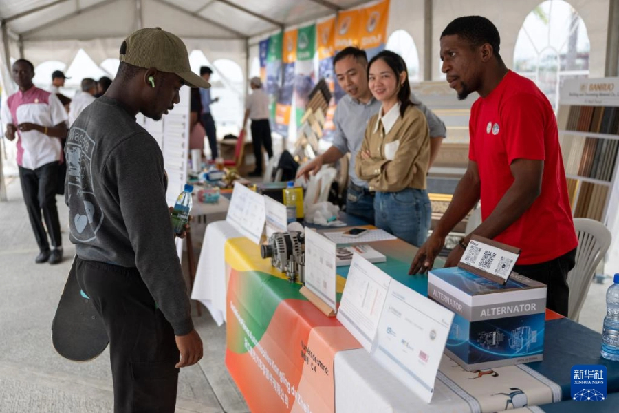 7月24日，在加蓬首都利伯維爾舉行的中國-加蓬商品展覽會上，當(dāng)?shù)仡櫩拖騾⒄怪衅笞稍兤嚵闩浼a(chǎn)品。新華社記者 鄭揚子 攝
