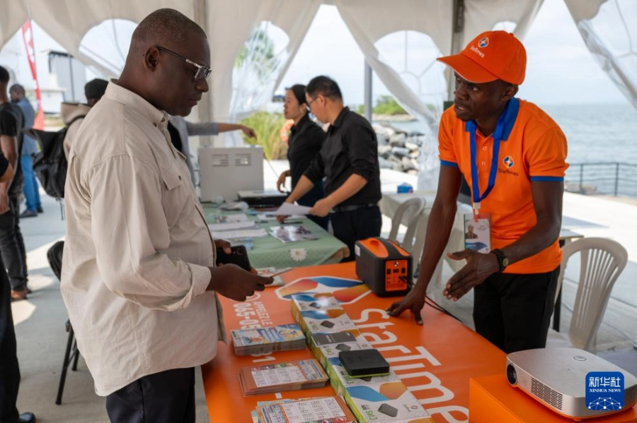 7月24日，在加蓬首都利伯維爾舉行的中國(guó)-加蓬商品展覽會(huì)上，當(dāng)?shù)仡櫩驮谥衅笏倪_(dá)時(shí)代的展臺(tái)咨詢產(chǎn)品。新華社記者 鄭揚(yáng)子 攝