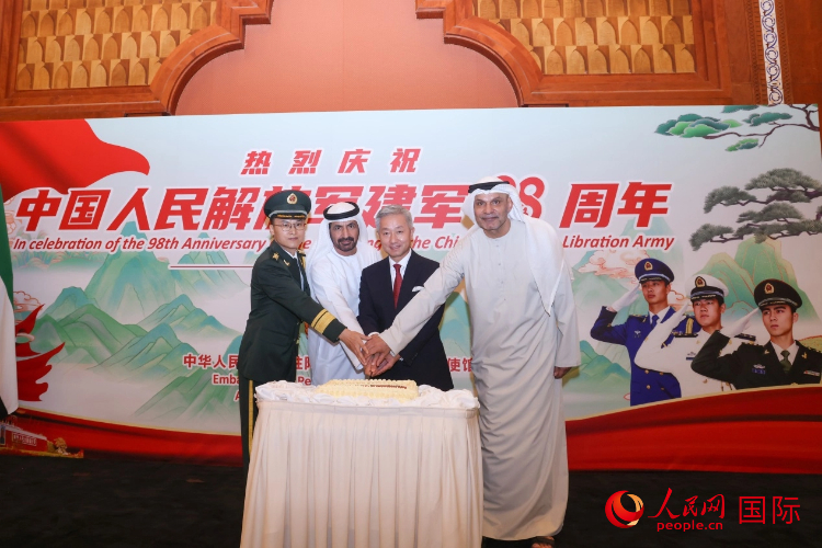 圖為招待會(huì)上中阿嘉賓合影。人民網(wǎng)記者 任皓宇攝