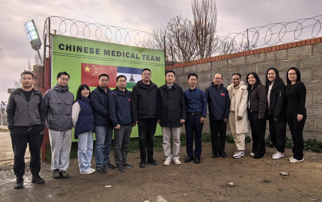 醫(yī)療隊(duì)與非洲同仁合影留念。中國(guó)援萊索托醫(yī)療隊(duì)供圖