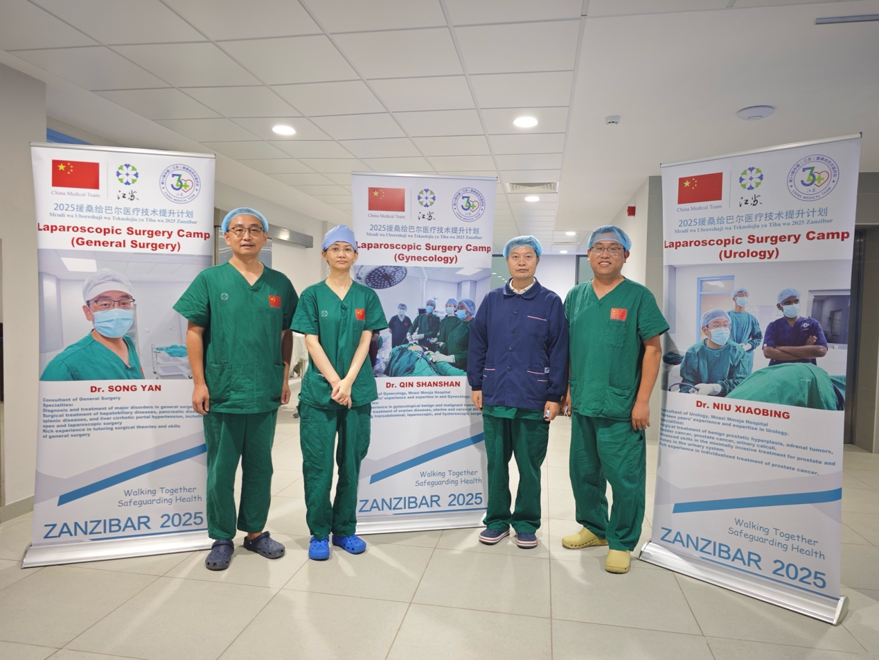 參加手術(shù)周活動(dòng)的中國醫(yī)療隊(duì)醫(yī)生。中國援桑醫(yī)療隊(duì)供圖