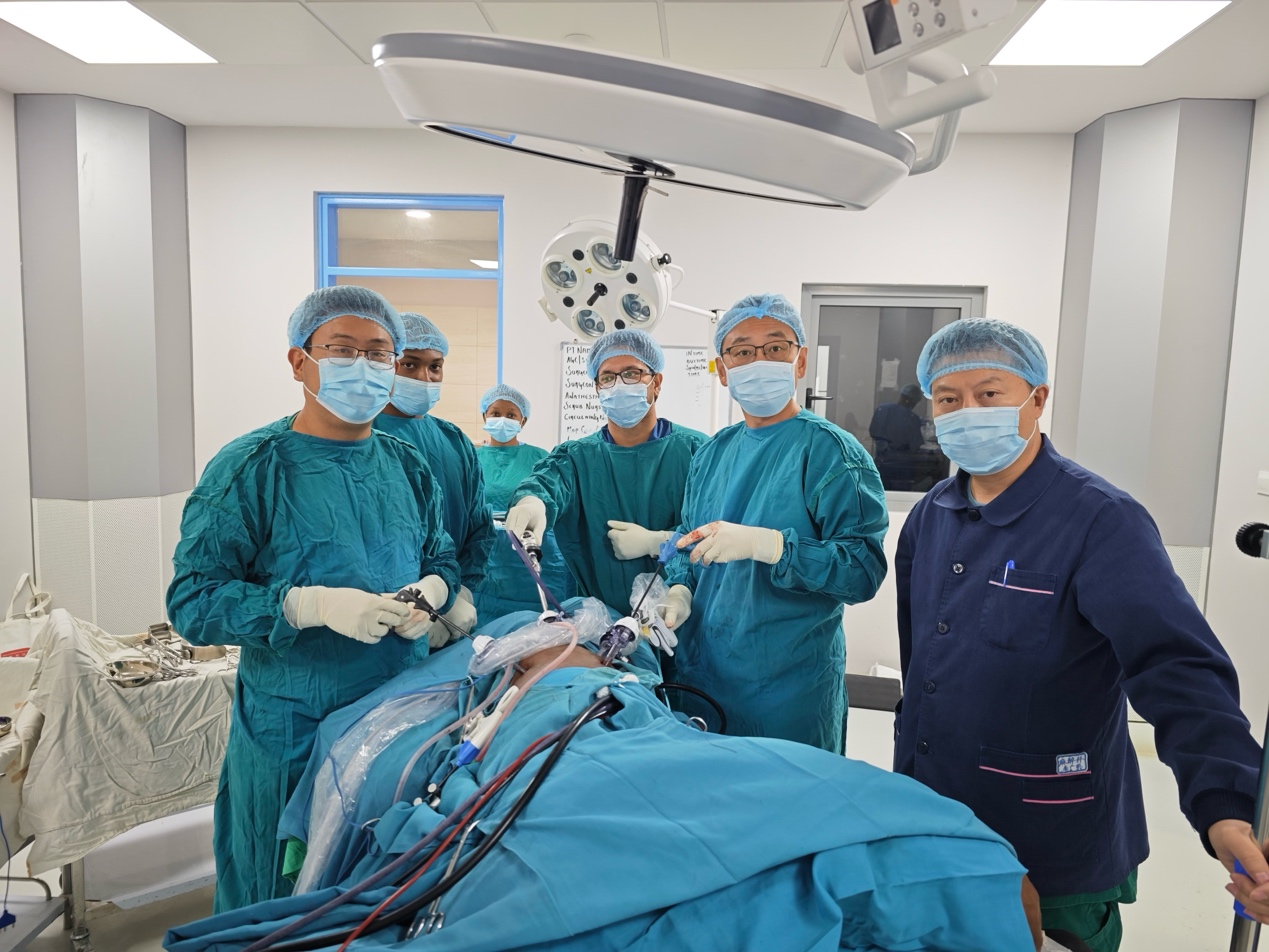 普外科宋研（右二）醫(yī)生手術(shù)中。中國援桑醫(yī)療隊(duì)供圖