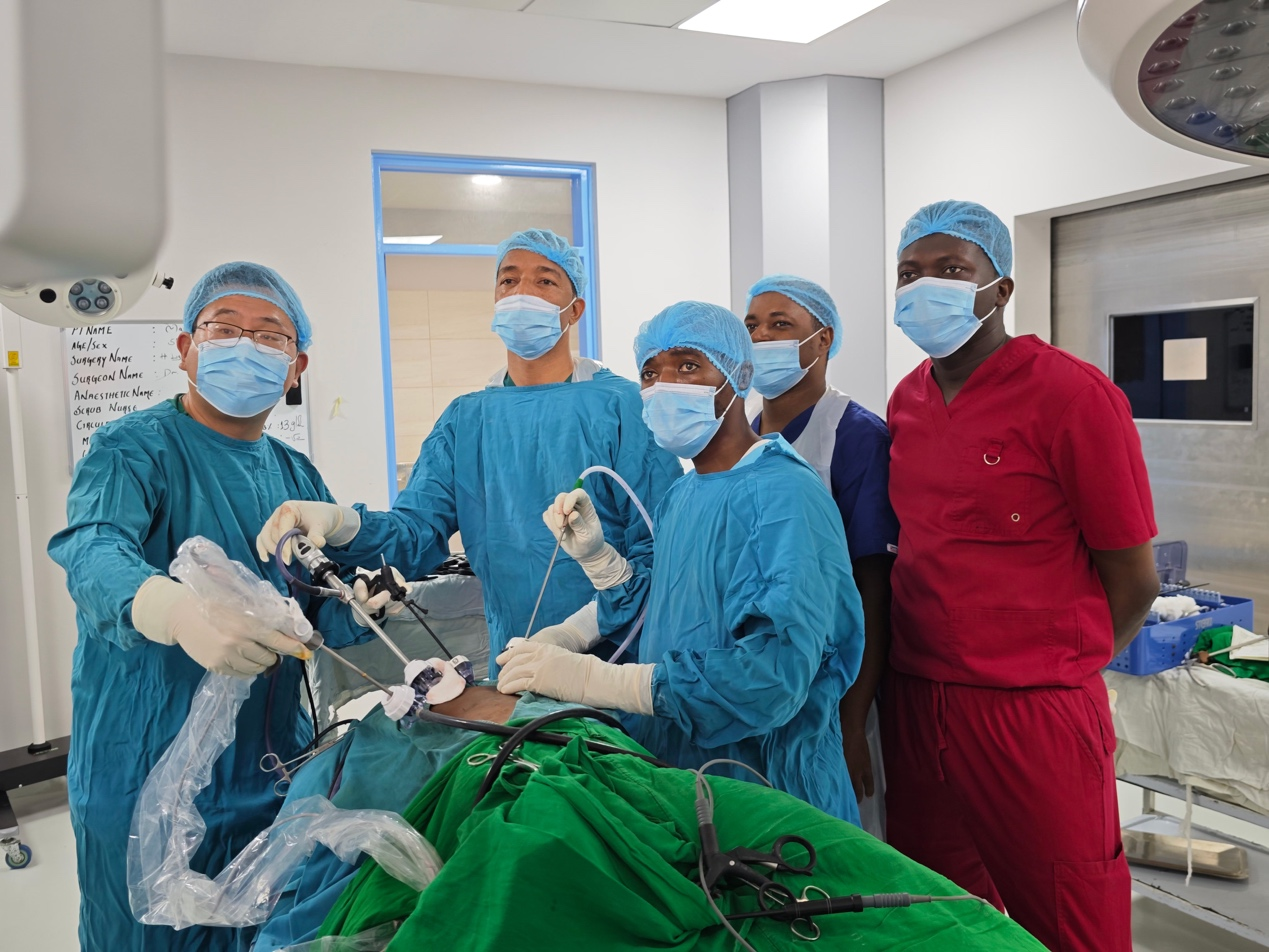 泌尿外科牛曉兵（左一）醫(yī)生手術(shù)中。中國援桑醫(yī)療隊(duì)供圖