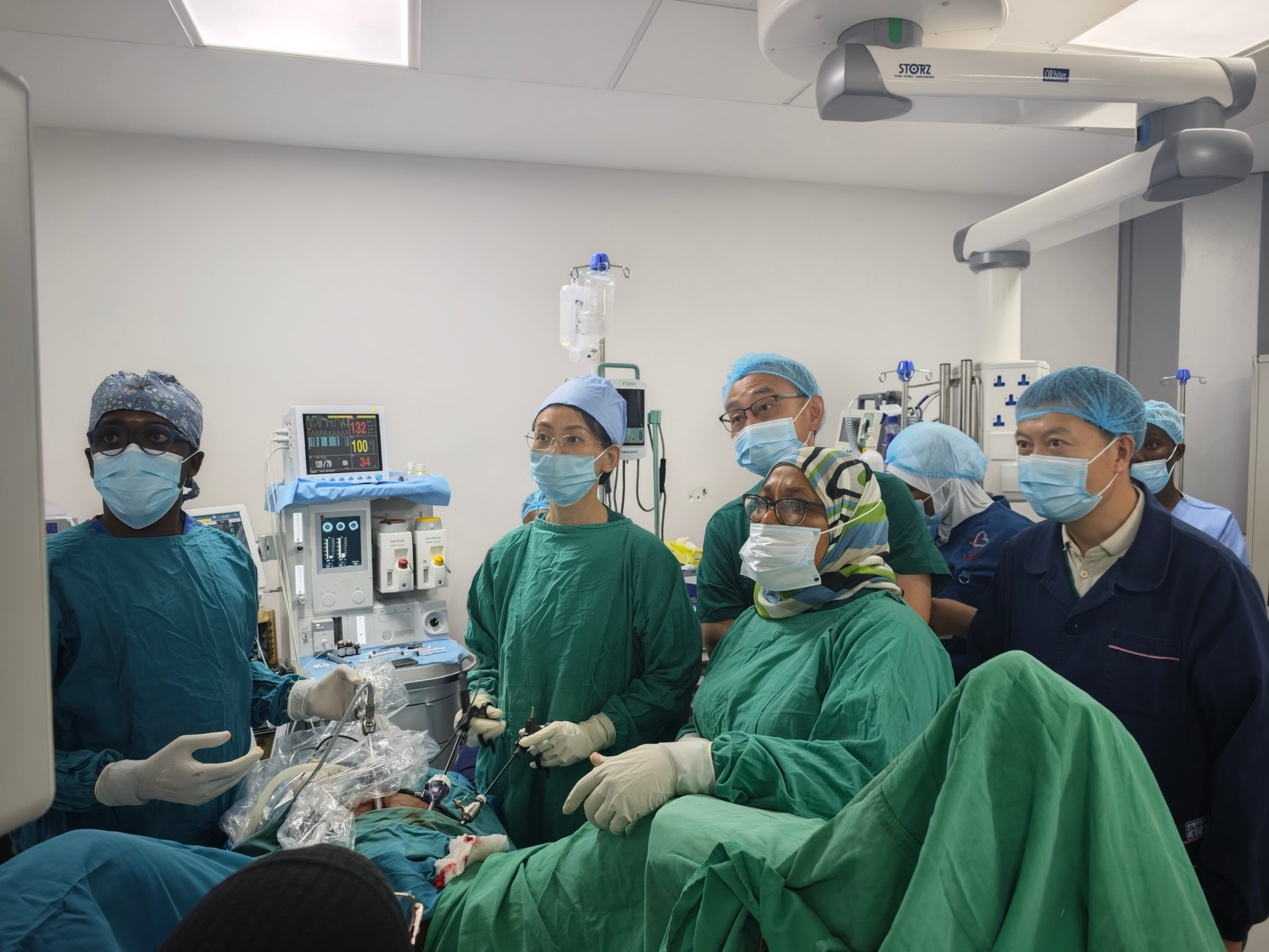 婦科秦珊珊（左二）醫(yī)生手術(shù)中。中國援桑醫(yī)療隊(duì)供圖