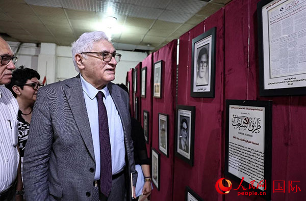 伊拉克共產(chǎn)黨總書(shū)記拉伊德·法赫米（右一）在觀看展覽。人民網(wǎng)伊納斯·易卜拉欣攝