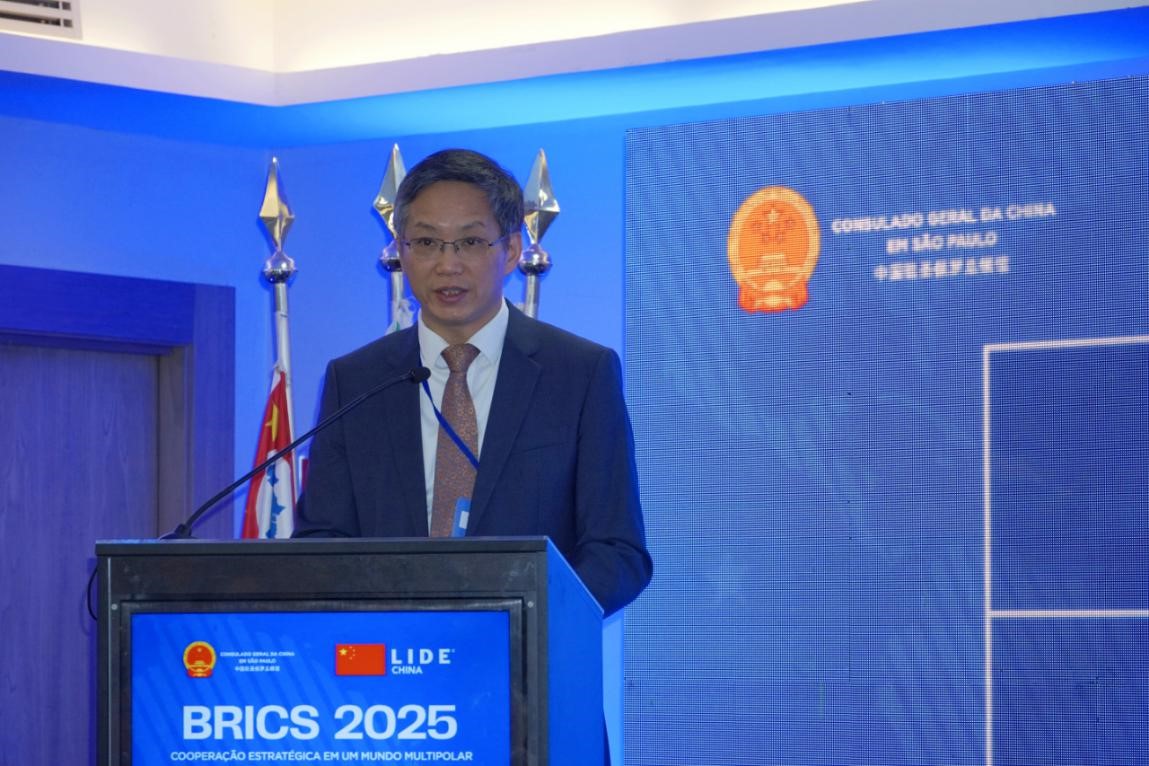 當?shù)貢r間7月24日，“金磚2025：多極世界中的戰(zhàn)略合作”主題研討會在巴西圣保羅舉行。圖為中國駐圣保羅總領事余鵬在研討會上致辭。中國駐圣保羅總領事館供圖