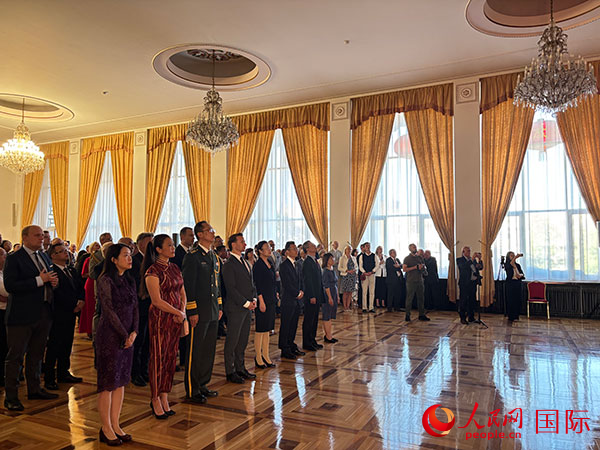 招待會(huì)現(xiàn)場(chǎng)，來(lái)賓觀看短片。人民網(wǎng)記者 禹麗敏攝