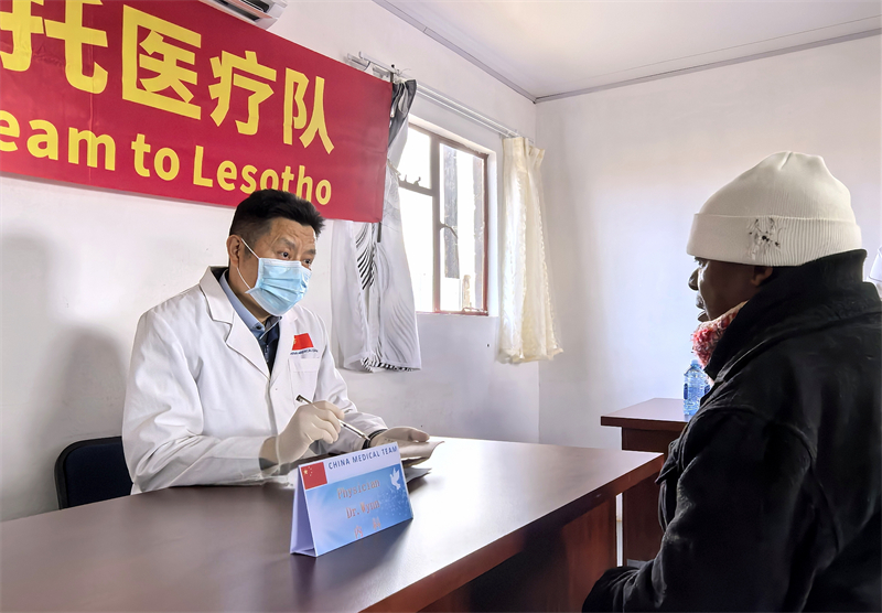 吳輝醫(yī)生進行中醫(yī)辨證施治。中國援萊醫(yī)療隊供圖