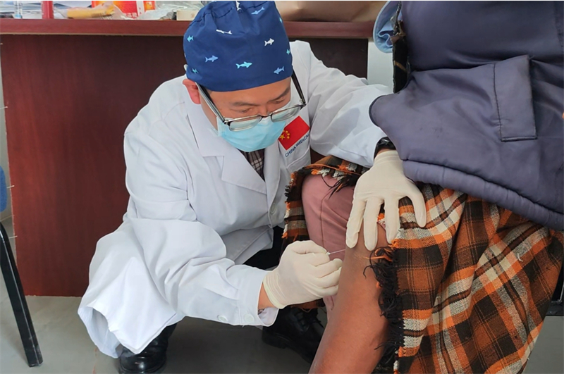 左昌俊醫(yī)生進行小針刀操作。中國援萊醫(yī)療隊供圖