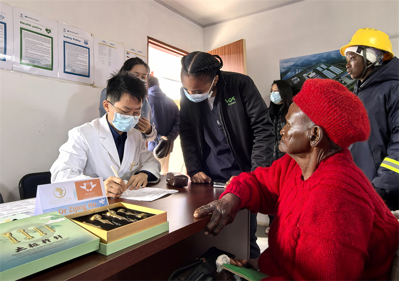 胡紫景醫(yī)生義診并帶教。中國援萊醫(yī)療隊供圖