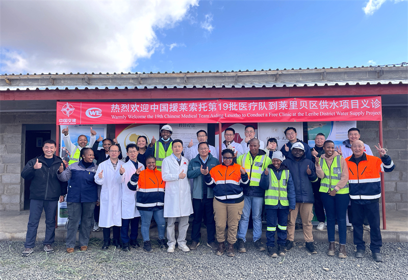 義診團隊與當?shù)仨椖繂T工及民眾合影。中國援萊醫(yī)療隊供圖