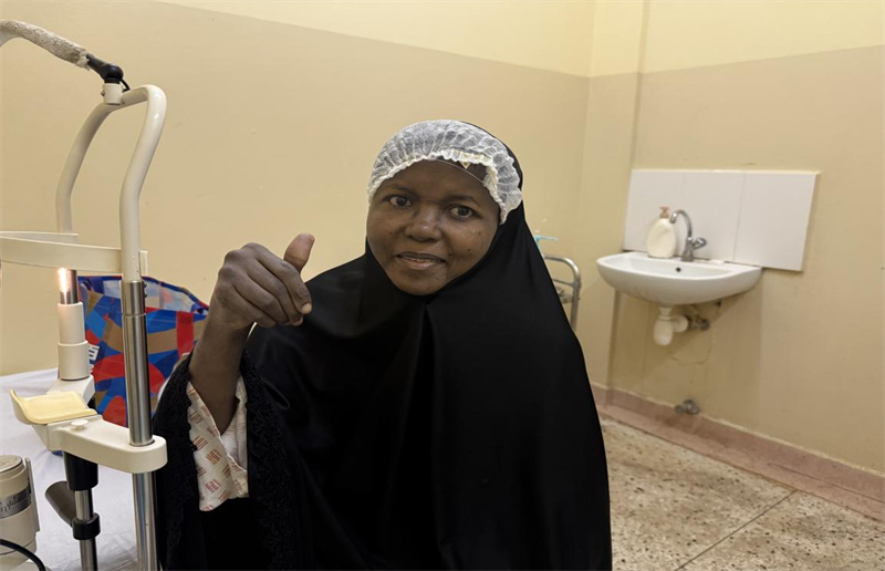 患者馬利德·賽德為中國醫(yī)生豎起大拇指。中國援桑醫(yī)療隊供圖